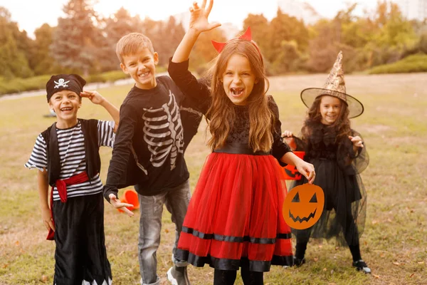 Kleiner Teufel feiert mit Freunden Halloween — Stockfoto