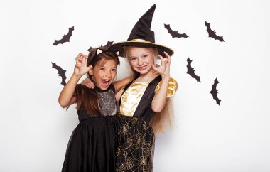 Cadılar Bayramı partisinde komik kızlar sarılıyor.