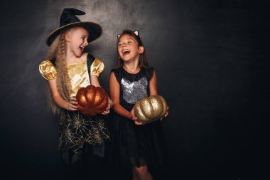 Mutlu çocuklar Cadılar Bayramı partisinde gülüyor