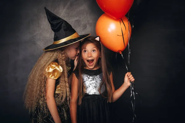 Vicces gyerekek Halloween jelmezek megosztása titkos — Stock Fotó
