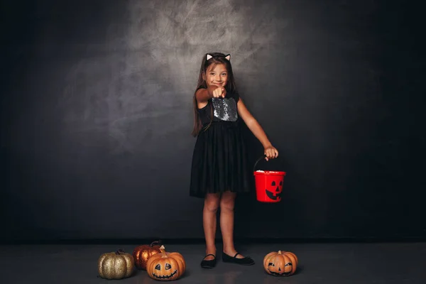 Kid truc of traktatie tijdens Halloween feest — Stockfoto