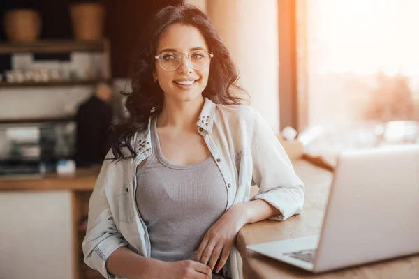 Smiling coffee lover with laptop in cafe — Stock Photo, Image