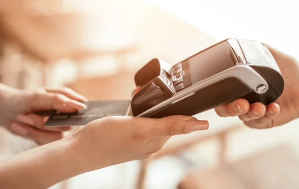 Kreditkartenzahlung im Geschäft — Stockfoto