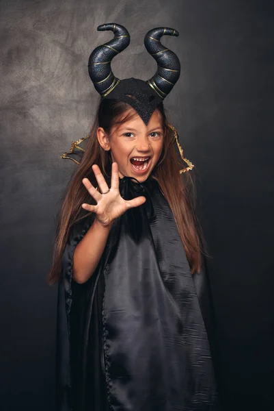 Menina assustadora no traje do diabo — Fotografia de Stock