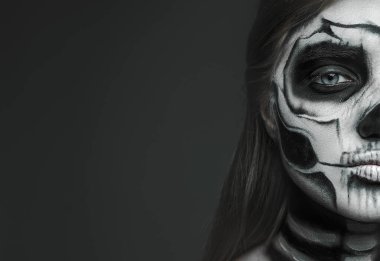 İskelet makyajlı korkunç bir kadın.