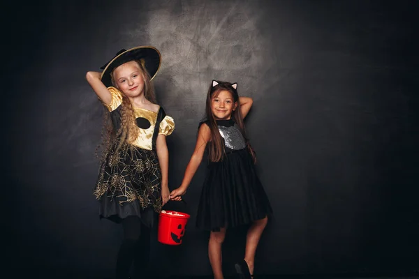 Chicas bonitas con coleccionista de dulces completo en Halloween — Foto de Stock