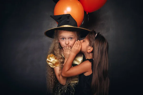 Chicas divertidas con globos compartiendo secreto — Foto de Stock