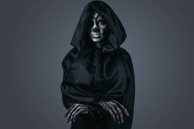 Siyah pelerinli ürkütücü hayalet.