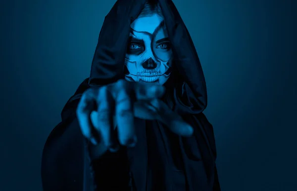 Feminino em traje de Halloween apontando para a câmera — Fotografia de Stock