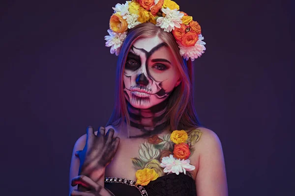 Vrouwelijke zombie in bloemenkrans — Stockfoto