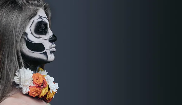 Mulher assustadora com rosto pintado e flores — Fotografia de Stock
