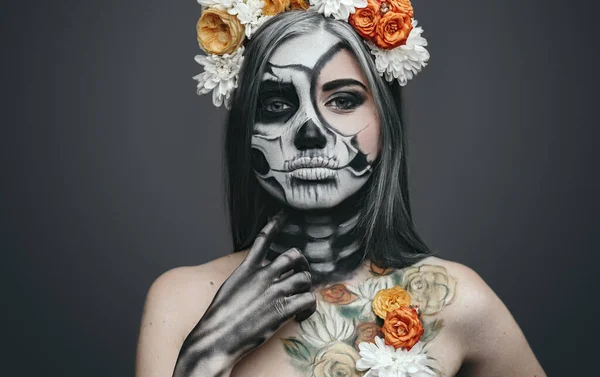 Mulher bonita com coroa floral e arte corporal — Fotografia de Stock