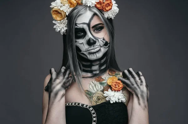 Morte feminina com coroa floral no Dia das Bruxas — Fotografia de Stock