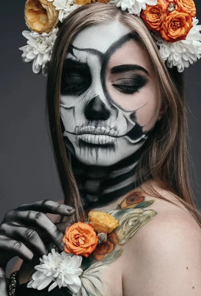 Mujer del diablo con decoración de flores — Foto de Stock