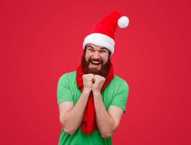 Heyecanlı Noel Baba asistanı kameraya bakıyor.