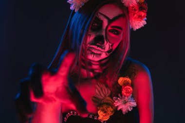 Kamerayı gösteren korkunç cadı.