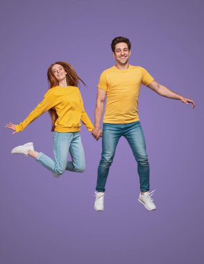 Mutlu çift birlikte zıplıyor ve gülümsüyor