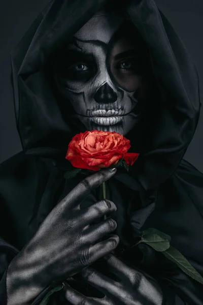 Θηλυκός θάνατος με κόκκινο λουλούδι — Φωτογραφία Αρχείου