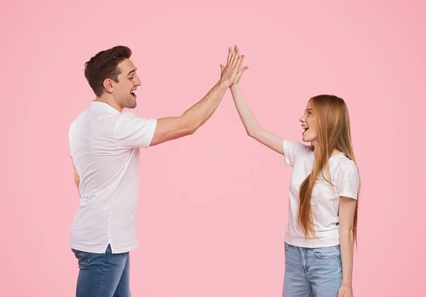 Aufgeregtes Paar gibt High Five — Stockfoto