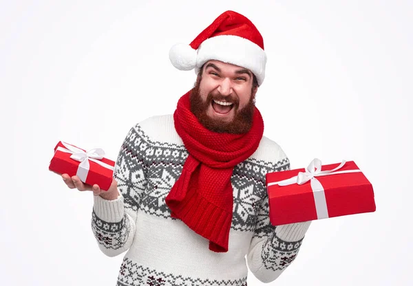 Homem animado com caixas de presente de Natal — Fotografia de Stock