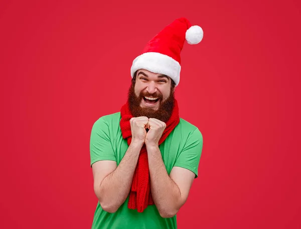 Assistente de Papai Noel animado olhando para a câmera — Fotografia de Stock