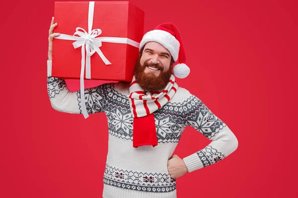 Веселый Санта доставляет рождественский подарок — стоковое фото