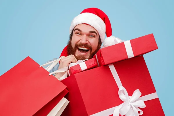 Homem animado com caixas de presente de Natal vermelho — Fotografia de Stock