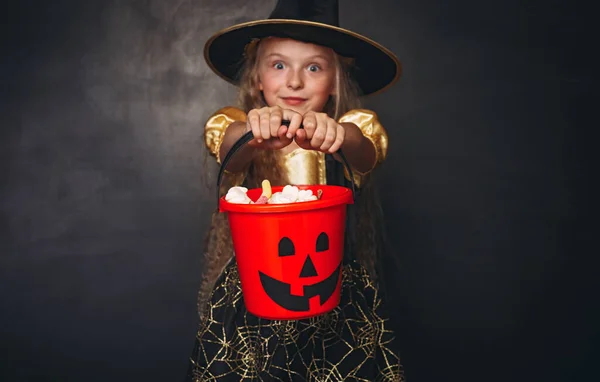 Csodált kis boszorkány piros sütőtök vödör — Stock Fotó