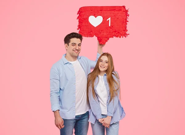 Junger Mann gibt gerne fröhliche Frau — Stockfoto