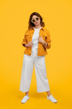 genç kadın trendy kıyafeti