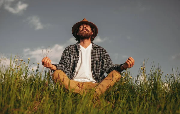 Szakállas férfi meditál a természetben — Stock Fotó