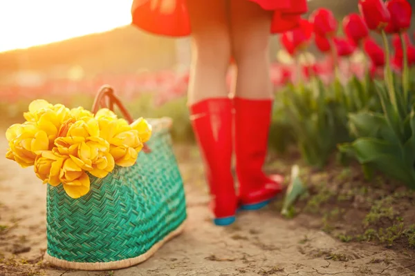Сумка з квітами біля анонімної жінки — стокове фото