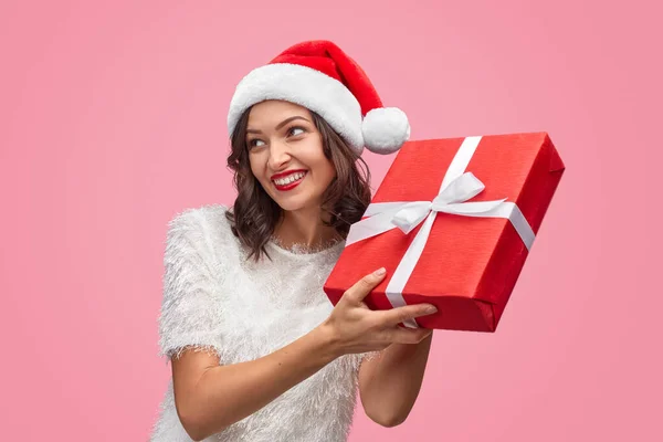Весела жінка трясе різдвяний подарунок — стокове фото