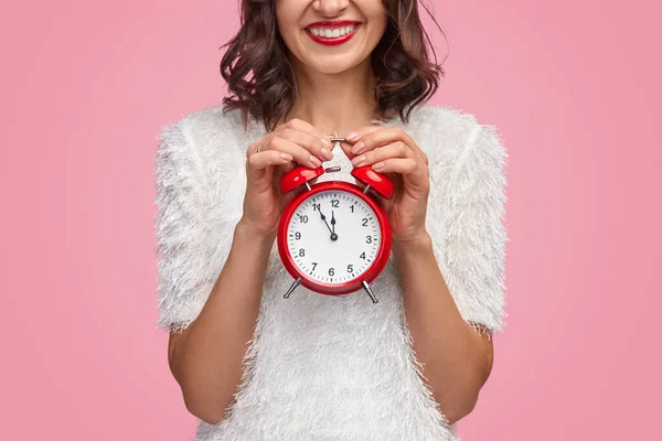 Femme souriante montrant horloge avec compte à rebours Nouvel An — Photo