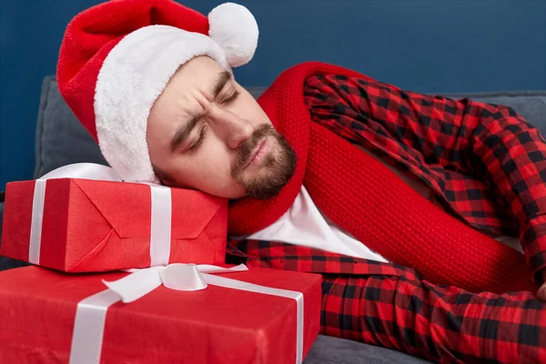 Drunk man sleeping on Christmas gifts — Zdjęcie stockowe
