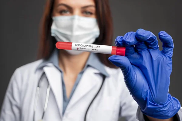 Female nurse showing positive coronavirus test — Stock Photo, Image
