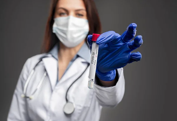 Trabajador de laboratorio con prueba de coronavirus —  Fotos de Stock