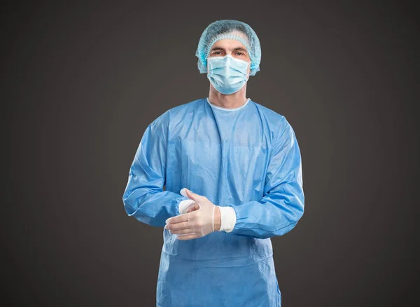 Médico de confianza en máscara médica y uniforme — Foto de Stock
