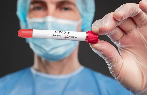 Läkare med coronavirus provrör med negativt resultat — Stockfoto