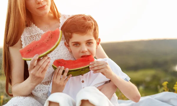 Fratelli che mangiano anguria in campagna — Foto Stock