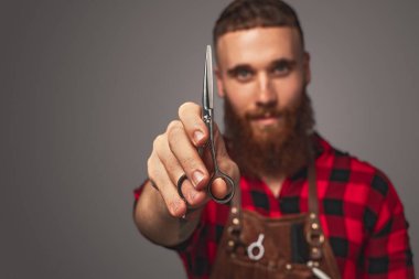 Makas gösteren neşeli berber.