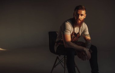 Rahat berber sandalyede oturuyor.