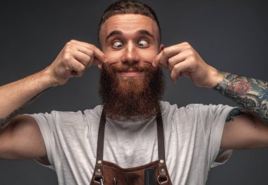 Erkek stilisti komik surat yapıyor.