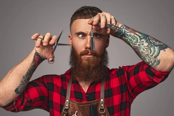 Barbeiro barba de corte e franzindo a testa — Fotografia de Stock