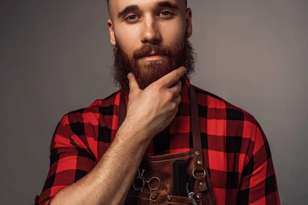 Tarlada stil sahibi kuaför sakalı okşuyor — Stok fotoğraf