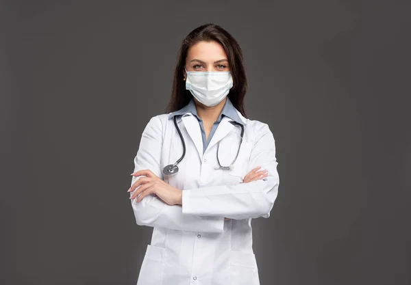 Женщина-медик в защитной маске в студии — стоковое фото