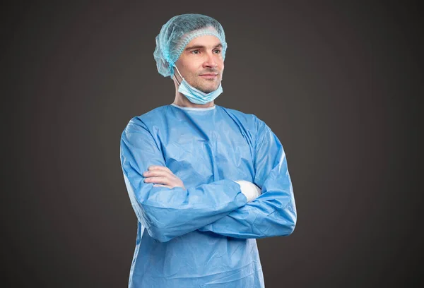 Medico maschio in uniforme protettiva in studio — Foto Stock