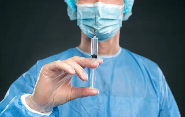 Crop doctor with syringe of vaccine — Stock Photo, Image