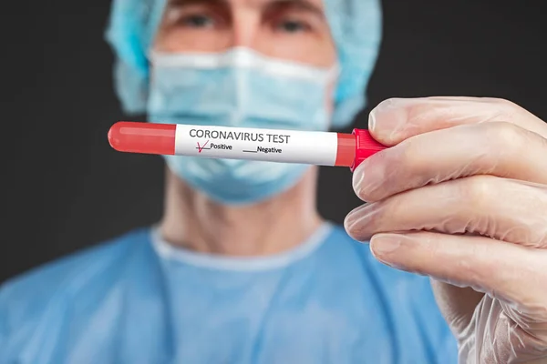 Mandlig læge, der demonstrerer positiv coronavirus-test - Stock-foto