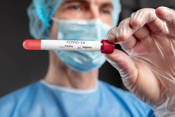 Врач-мужчина с тестом на коронавирус — стоковое фото
